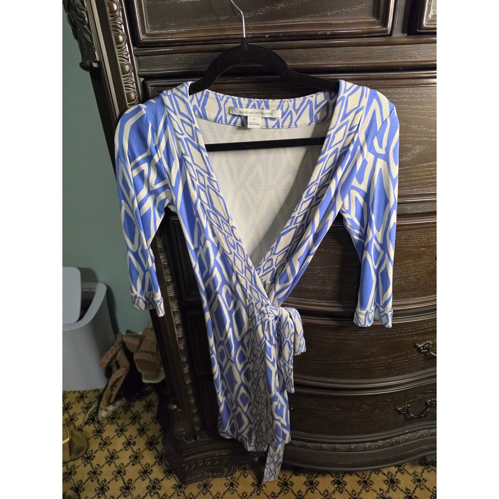 Diane von Furstenberg Blue White Geometric Diamond Wrap Dress Size 0 3/4 Sleeve